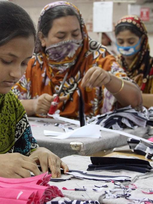 Frauen bei der Arbeit in einer Textilfabrik in einem Vorort der Hauptstadt Dhaka in Bangladesch.