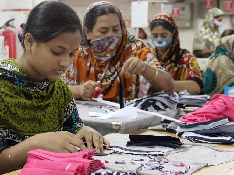 Frauen bei der Arbeit in einer Textilfabrik in einem Vorort der Hauptstadt Dhaka in Bangladesch.