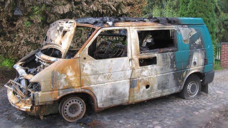 Dieser VW-Bus wurde im September 2015 von Unbekannten im Vorgarten eines ehrenamtlichen Helfers in Neuhardenberg in Brand gesteckt.
