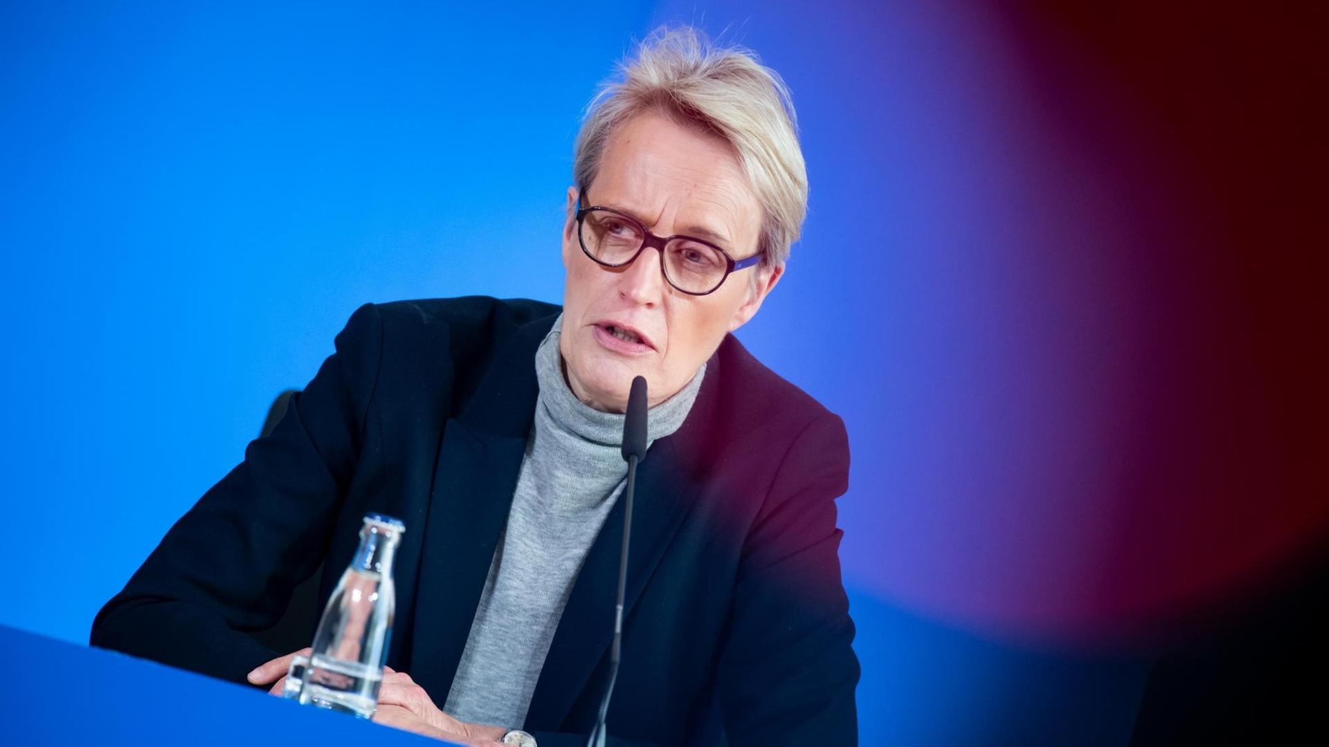 Berlin: Anne Katrin Bohle, Staatssekretärin im Bundesministerium des Innern, für Bau und Heimat, äußert sich am 8.5.2019 bei einer Pressekonferenz zum Wohngeldstärkungsgesetz im Bundesministerium für Inneres, Heimat und Bau. Berlin: Anne Katrin Bohle, Staatssekretärin im Bundesministerium des Innern, für Bau und Heimat, äußert sich am 8.5.2019 bei einer Pressekonferenz zum Wohngeldstärkungsgesetz im Bundesministerium für Inneres, Heimat und Bau.