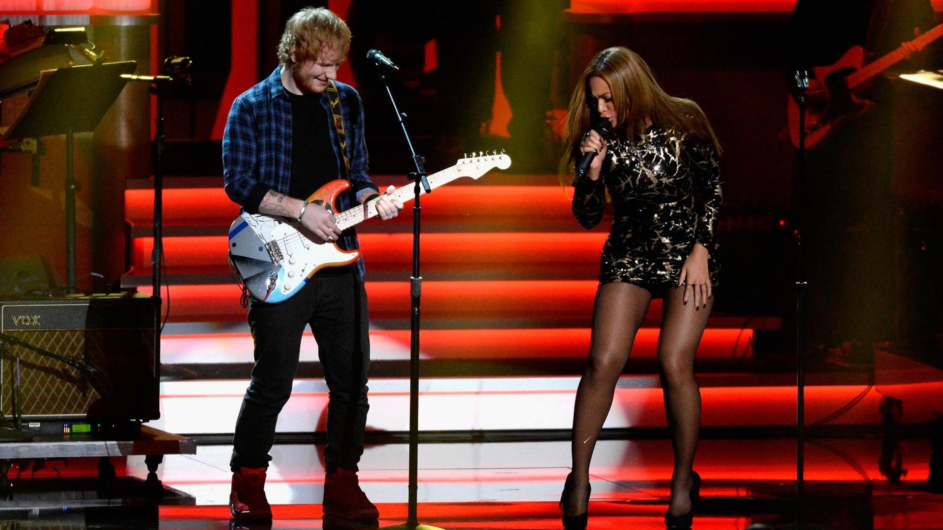Auf dem Bild sind die Künstler Ed Sheeran und Beyoncé zu sehen. Auf dem Bild sind die Künstler Ed Sheeran und Beyoncé zu sehen.