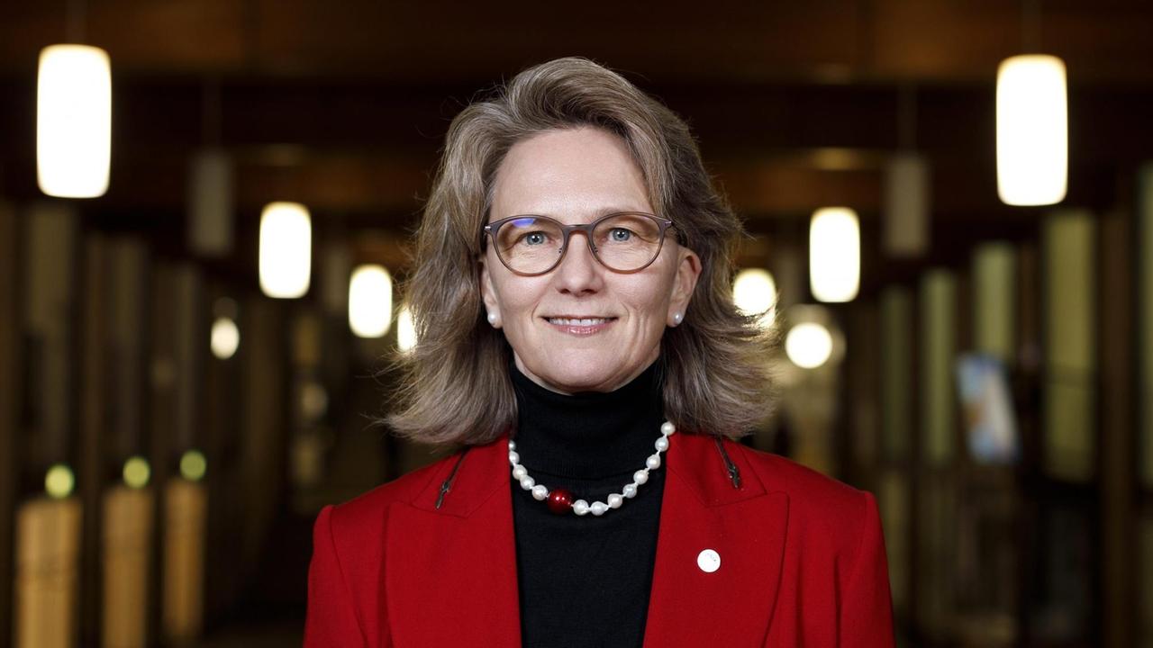 Porträt von Bettina Rockenbach beim Jahresempfang des Rektors der Universität zu Köln. Porträt von Bettina Rockenbach beim Jahresempfang des Rektors der Universität zu Köln.