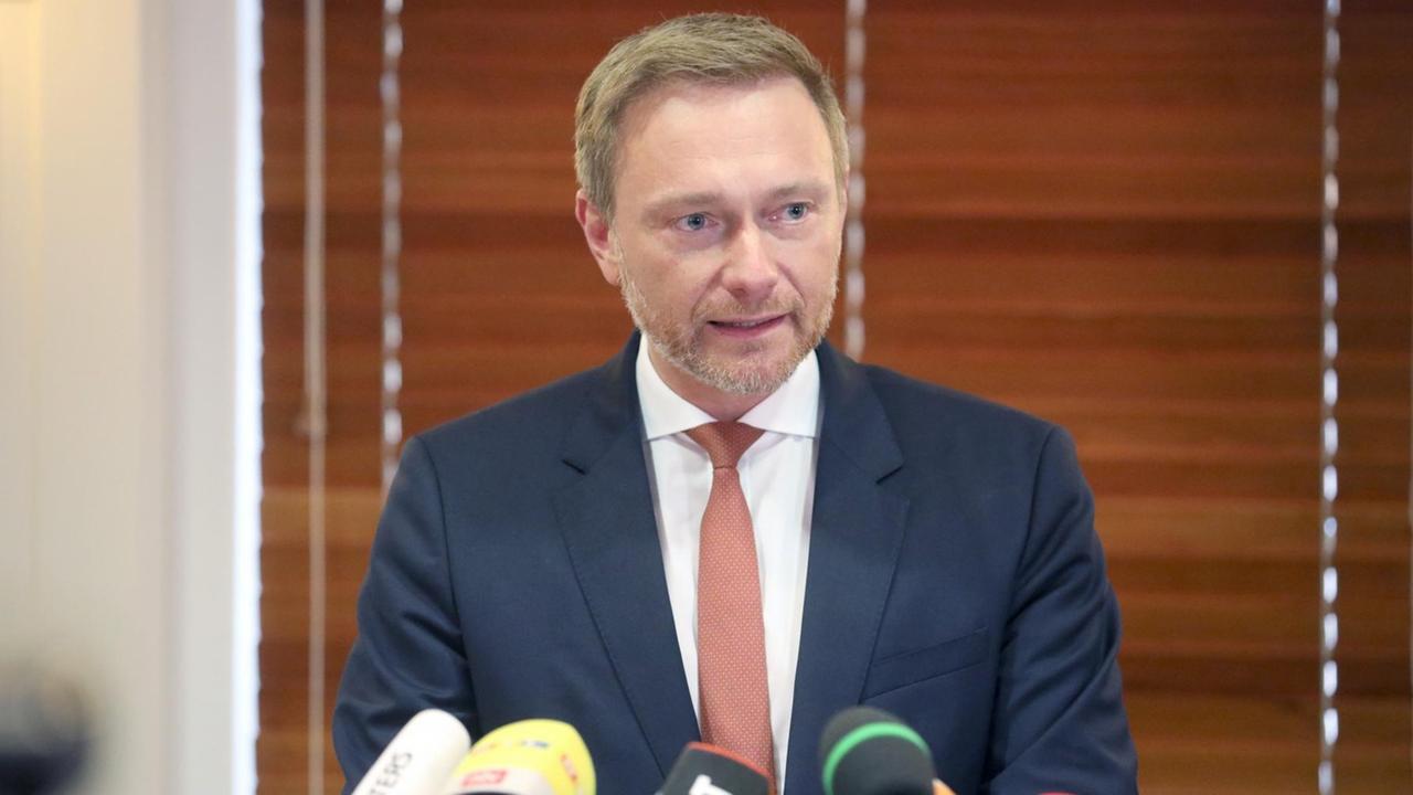 Christian Lindner, Parteivorsitzender der FDP und Fraktionsvorsitzender im Bundestag, gibt ein Statement zur Situation nach der Wahl des Ministerpräsidenten in Thüringen. Christian Lindner, Parteivorsitzender der FDP und Fraktionsvorsitzender im Bundestag, gibt ein Statement zur Situation nach der Wahl des Ministerpräsidenten in Thüringen.