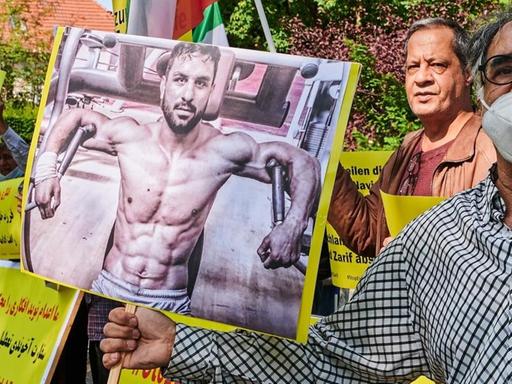 Demonstranten halten vor der Iranischen Botschaft Bilder des hingerichteten Ringers Navid Afkari und demonstrieren lautstart gegen dessen Hinrichtungen im Irak. Das Todesurteil ist am 12.09.2020 vollstreckt worden.