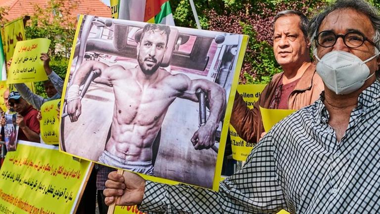 Menschen im Iran protestieren gegen die Hinrichtung von dem Ringer Navid Afkari. 