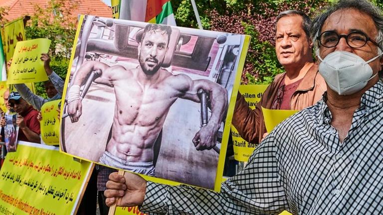 Menschen im Iran protestieren gegen die Hinrichtung von dem Ringer Navid Afkari. Menschen im Iran protestieren gegen die Hinrichtung von dem Ringer Navid Afkari.