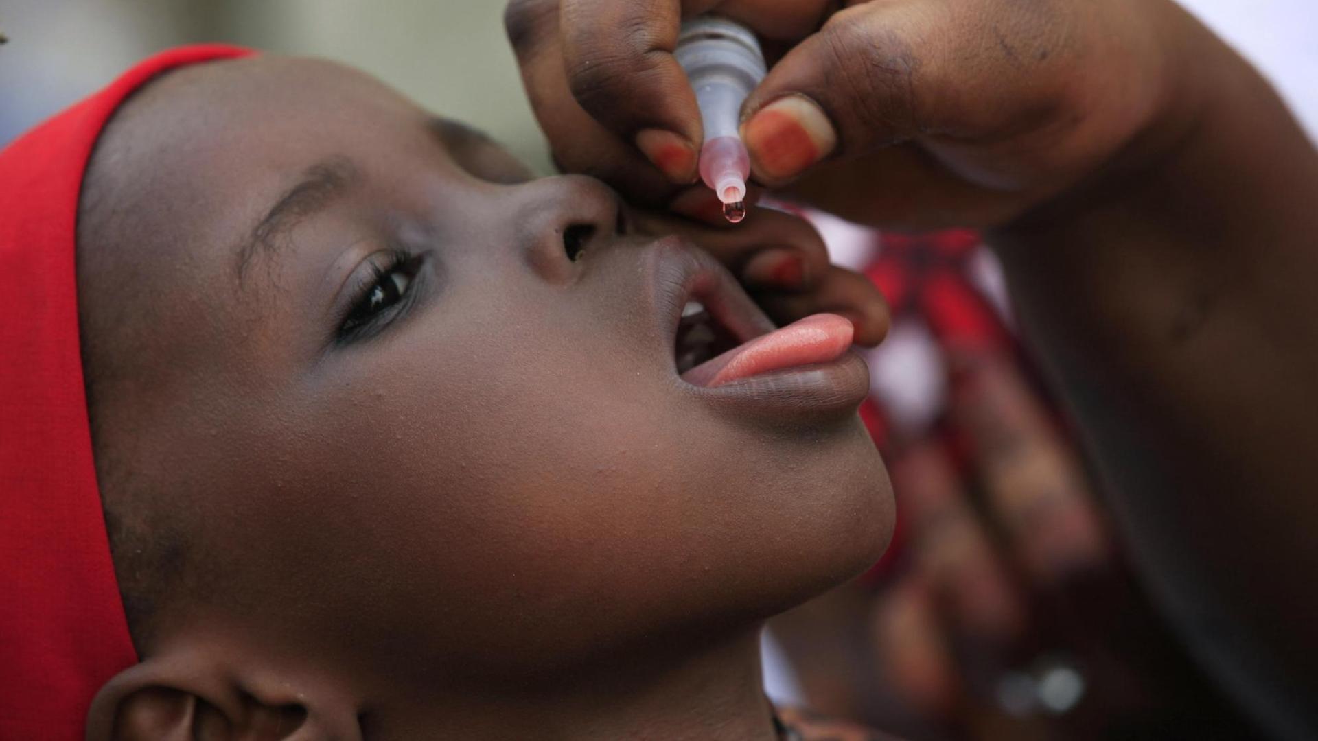 Ein Kind wird in Kawo Kano (Nigeria) gegen Polio geimpft.