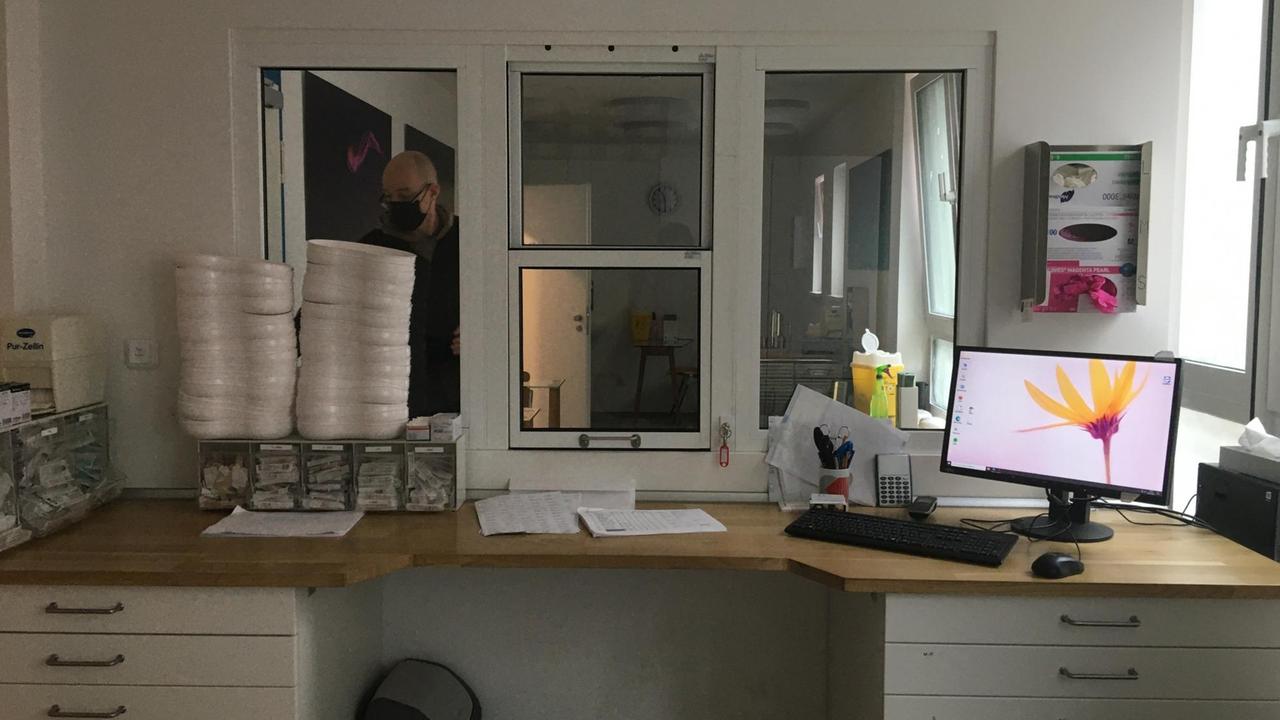 Blick über den Schreibtisch in den Raum, in dem Diamorphin ausgegeben wird. Blick über den Schreibtisch in den Raum, in dem Diamorphin ausgegeben wird.