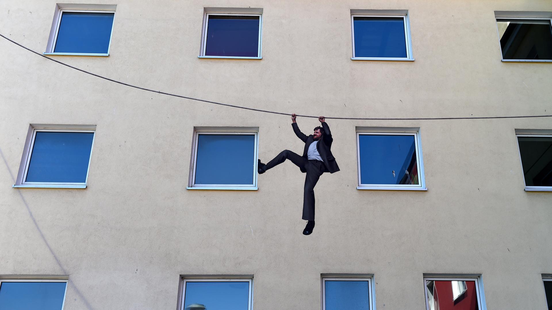 Das Bild eines turnenden Menschen ist am an der Fassade eines Mehrfamilienhauses in Flensburg zu sehen, aufgenommen 2014 Das Bild eines turnenden Menschen ist am an der Fassade eines Mehrfamilienhauses in Flensburg zu sehen, aufgenommen 2014