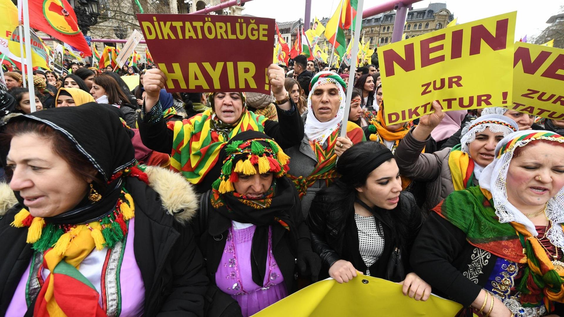 Kurdische Demonstranten gehen während einer Kundgebung zum kurdischen Frühjahrsfest Newroz am 18.03.2017 in Frankfurt am Main mit Plakaten mit der Aufschrift «Nein zur Diktatur» durch die Innenstadt. Unter dem Motto «Nein zur Diktatur - Ja zu Demokratie und Freiheit» demonstrieren Kurden aus ganz Deutschland in Frankfurt. Kurdische Demonstranten gehen während einer Kundgebung zum kurdischen Frühjahrsfest Newroz am 18.03.2017 in Frankfurt am Main mit Plakaten mit der Aufschrift «Nein zur Diktatur» durch die Innenstadt. Unter dem Motto «Nein zur Diktatur - Ja zu Demokratie und Freiheit» demonstrieren Kurden aus ganz Deutschland in Frankfurt.