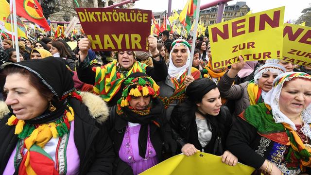 Kurdische Demonstranten gehen während einer Kundgebung zum kurdischen Frühjahrsfest Newroz am 18.03.2017 in Frankfurt am Main mit Plakaten mit der Aufschrift «Nein zur Diktatur» durch die Innenstadt. Unter dem Motto «Nein zur Diktatur - Ja zu Demokratie und Freiheit» demonstrieren Kurden aus ganz Deutschland in Frankfurt.