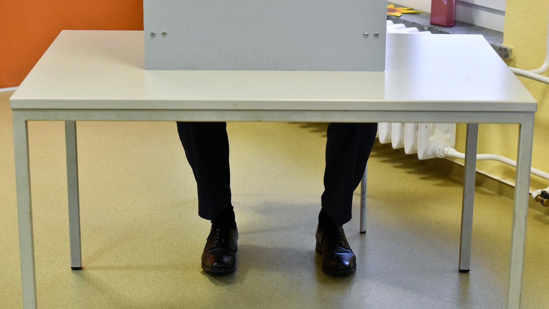 Wahlkabine - hier wählt der Spitzenkandidat der SPD für die Landtagswahl in Brandenburg, Ministerpräsident Dietmar Woidke; September 2014 Wahlkabine - hier wählt der Spitzenkandidat der SPD für die Landtagswahl in Brandenburg, Ministerpräsident Dietmar Woidke; September 2014