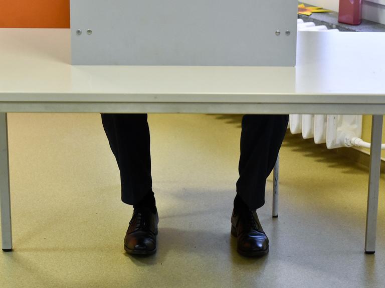 Wahlkabine - hier wählt der Spitzenkandidat der SPD für die Landtagswahl in Brandenburg, Ministerpräsident Dietmar Woidke; September 2014