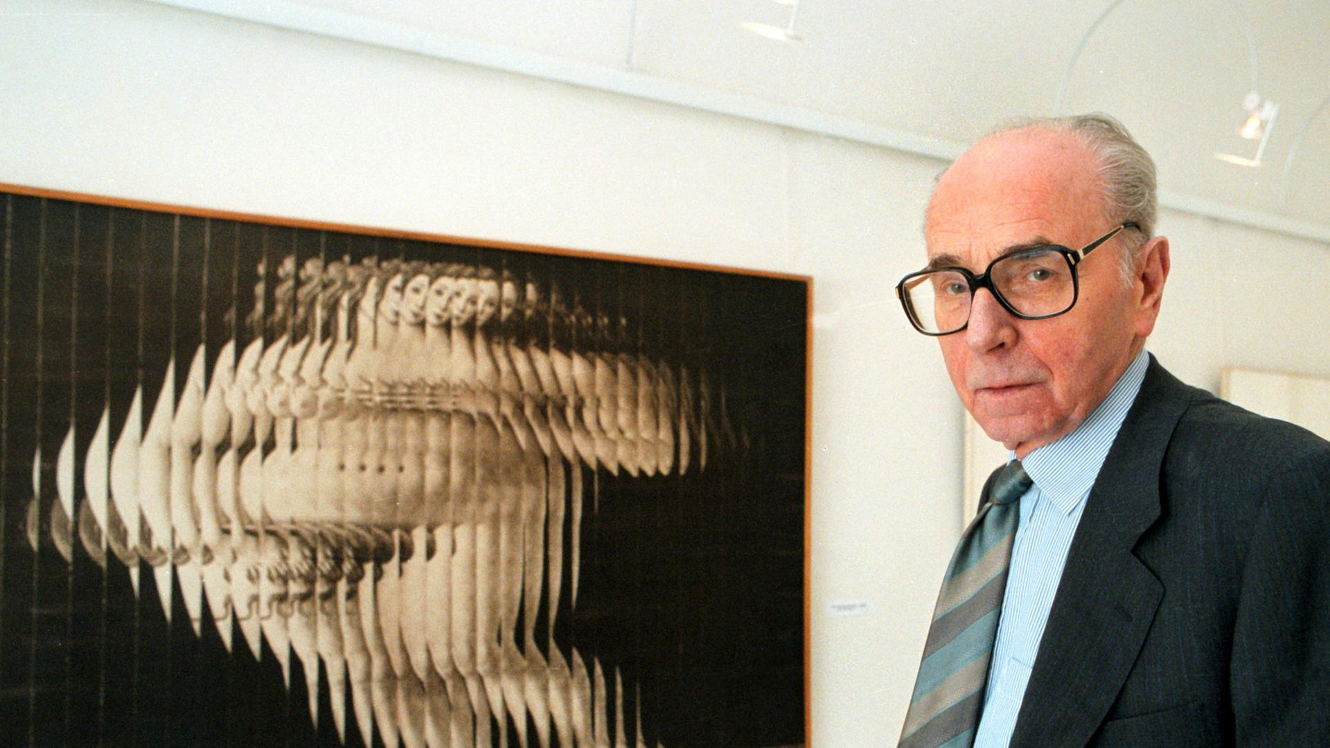Der bedeutende tschechische Collagekünstler und Schriftsteller Jirí Kolář - hier am 25.5.1995 in Olomouc vor einem seiner Werke - ist im Alter von 87 Jahren in Prag gestorben. Der Künstler erlag am 11.8.2002 in seiner Wohnung einem Kreislaufversagen, berichtete der tschechische Rundfunk am 12.8.. Der 1914 in Protivin in Südböhmen geborene Kolar wandte sich früh dem Surrealismus zu und schuf vor allem Collagen, wobei er oft bekannte Vorlagen in überraschender Weise verzerrte. Er wurde als Gegner des kommunistischen Regimes Anfang der 80er Jahre ausgebürgert und kehrte erst vor wenigen Jahren aus dem Pariser Exil nach Prag zurück. Der bedeutende tschechische Collagekünstler und Schriftsteller Jirí Kolář - hier am 25.5.1995 in Olomouc vor einem seiner Werke - ist im Alter von 87 Jahren in Prag gestorben. Der Künstler erlag am 11.8.2002 in seiner Wohnung einem Kreislaufversagen, berichtete der tschechische Rundfunk am 12.8.. Der 1914 in Protivin in Südböhmen geborene Kolar wandte sich früh dem Surrealismus zu und schuf vor allem Collagen, wobei er oft bekannte Vorlagen in überraschender Weise verzerrte. Er wurde als Gegner des kommunistischen Regimes Anfang der 80er Jahre ausgebürgert und kehrte erst vor wenigen Jahren aus dem Pariser Exil nach Prag zurück.