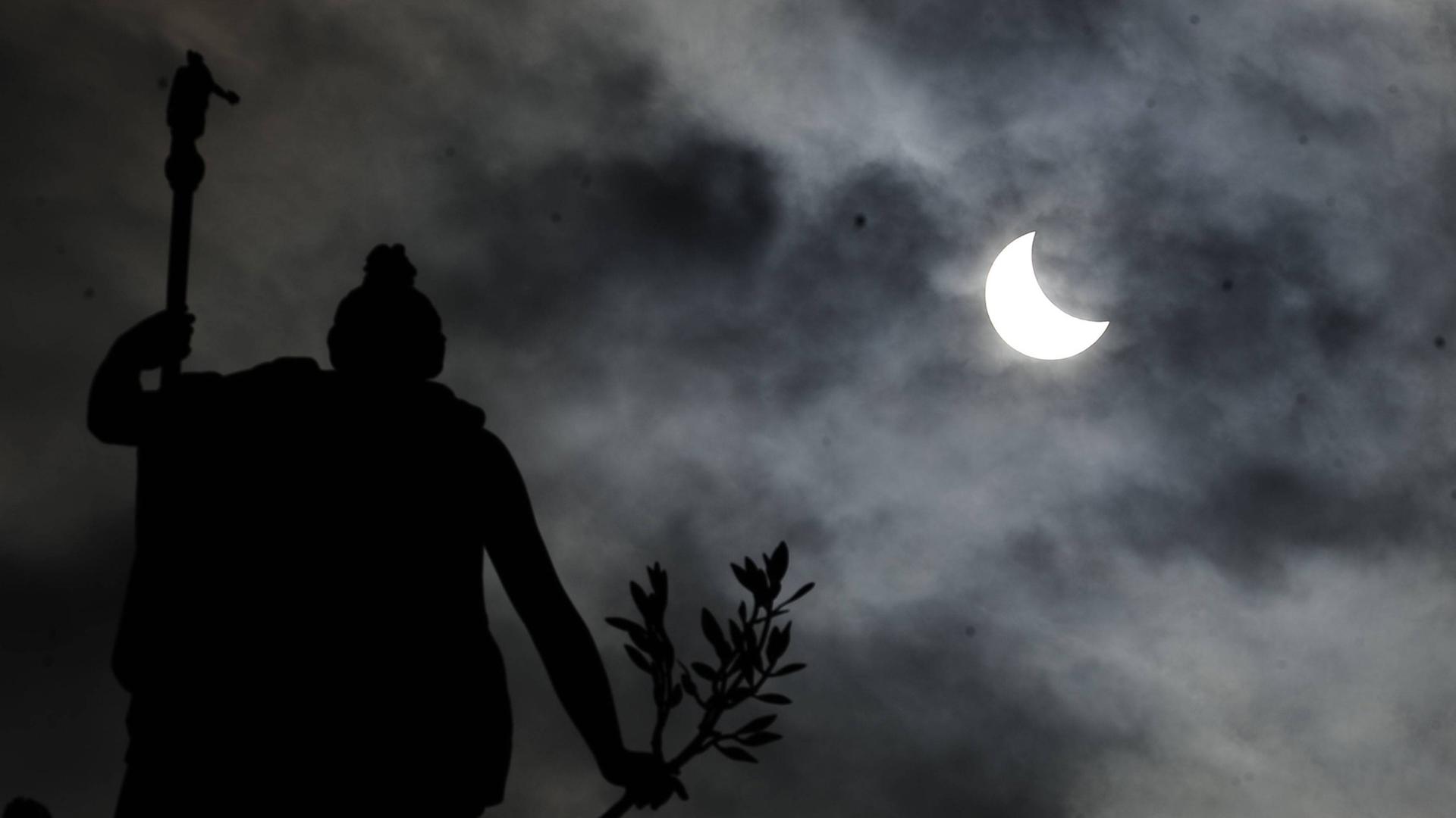 Partielle Sonnenfinsternis: Mond schiebt sich vor die Sonne Partielle Sonnenfinsternis: Mond schiebt sich vor die Sonne