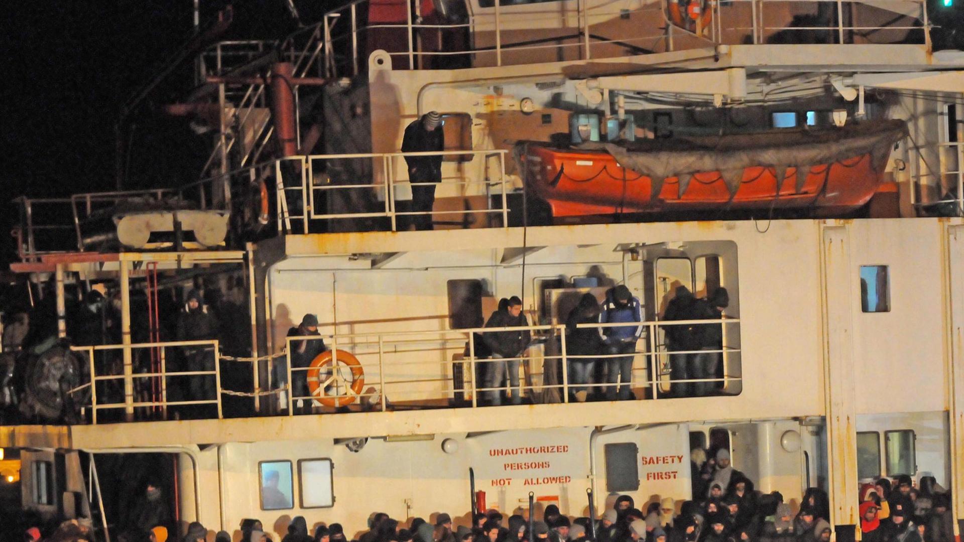 Die Flüchtlinge stehen auf der "Blue Sky M" Die Flüchtlinge stehen auf der "Blue Sky M"