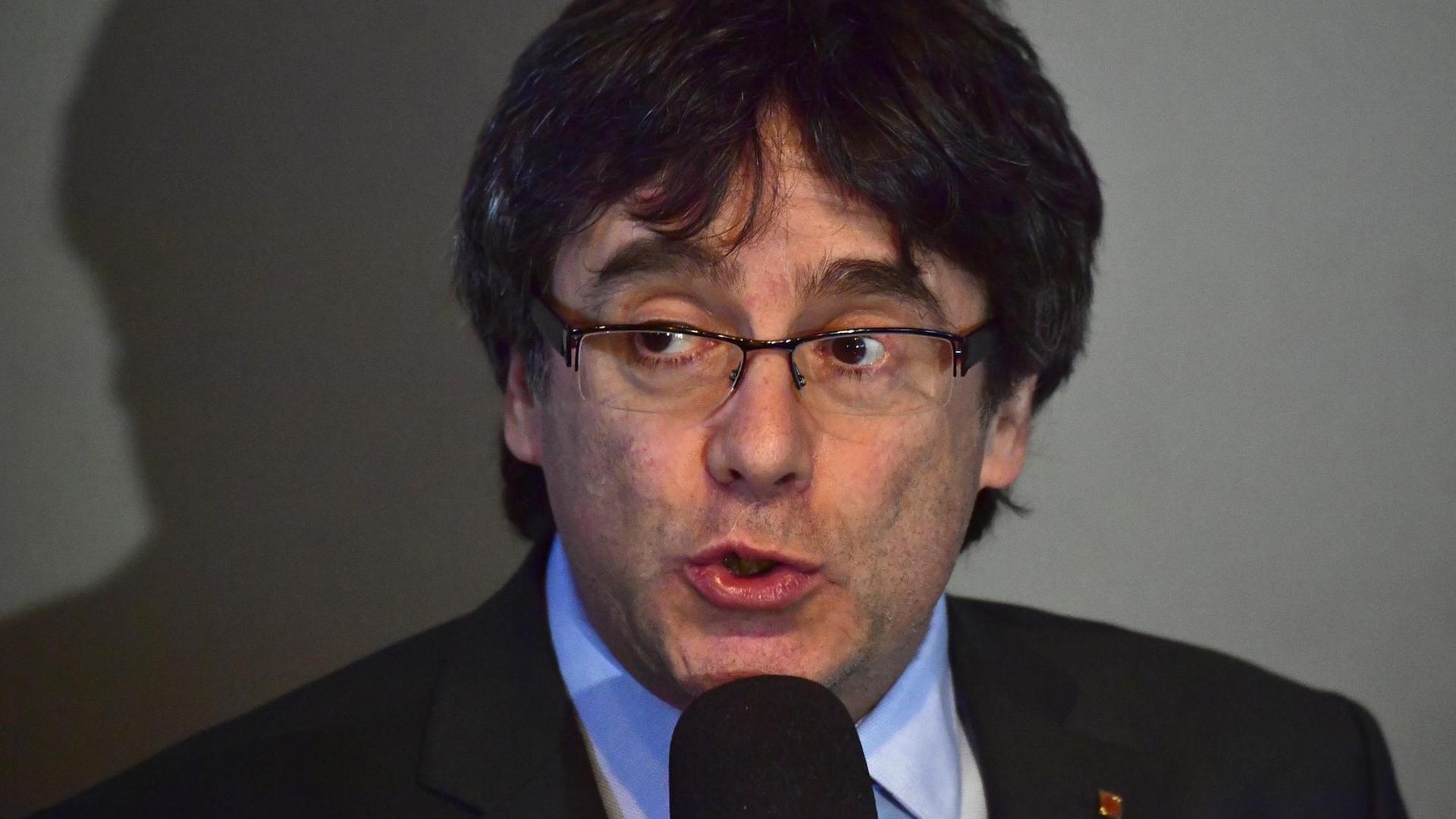Der abgesetzte katalanische Regierungschef Carles Puigdemont spricht am 7. April auf einer Pressekonferenz. Der abgesetzte katalanische Regierungschef Carles Puigdemont spricht am 7. April auf einer Pressekonferenz.