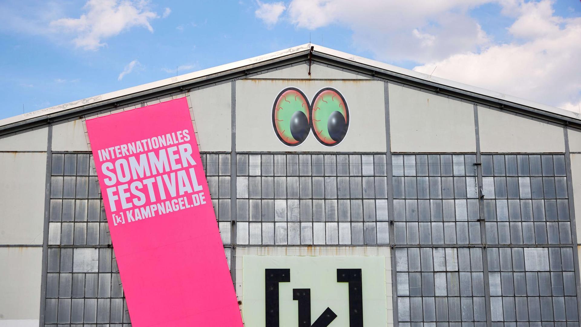 Ein Banner mit der Aufschrift "Internationales Sommerfestival Kampnagel" hängt während der Eröffnung des Sommerfestivals an einer Halle auf Kampnagel in Hamburg. Ein Banner mit der Aufschrift "Internationales Sommerfestival Kampnagel" hängt während der Eröffnung des Sommerfestivals an einer Halle auf Kampnagel in Hamburg.