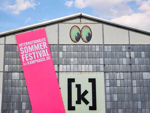 Ein Banner mit der Aufschrift "Internationales Sommerfestival Kampnagel" hängt während der Eröffnung des Sommerfestivals an einer Halle auf Kampnagel in Hamburg.