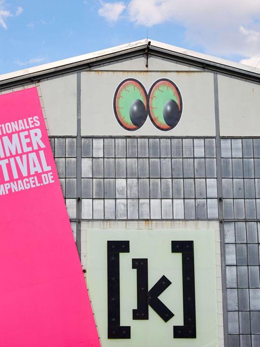 Ein Banner mit der Aufschrift "Internationales Sommerfestival Kampnagel" hängt während der Eröffnung des Sommerfestivals an einer Halle auf Kampnagel in Hamburg.