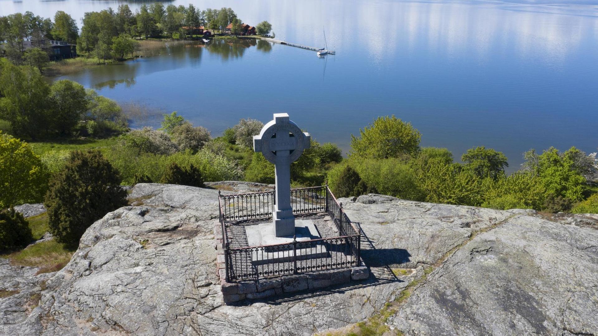Das Ansgar Kreuz in Birka, Schweden, der wichtigsten Handelsstadt der Wikinger Das Ansgar Kreuz in Birka, Schweden, der wichtigsten Handelsstadt der Wikinger