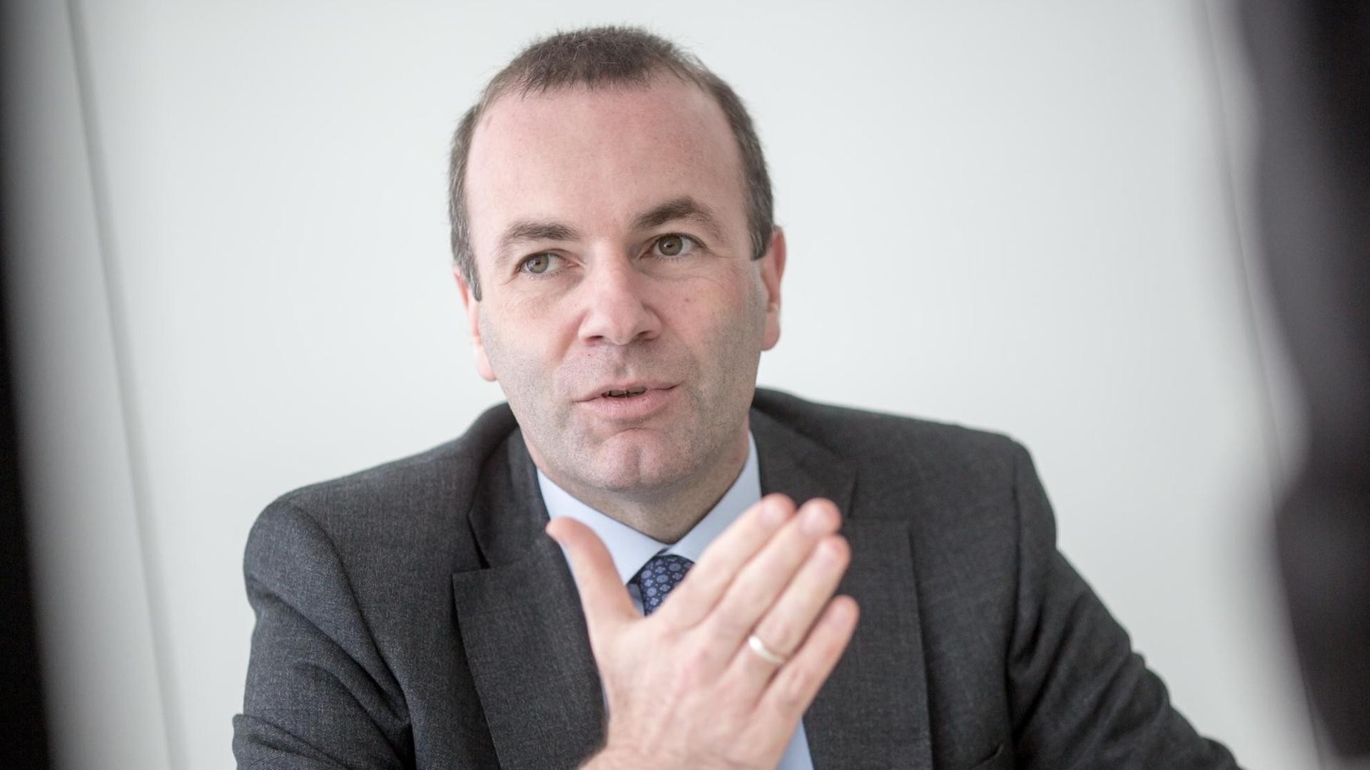 Manfred Weber (CSU), Fraktionsvorsitzender der Fraktion der Europäischen Volkspartei (EVP) im Europäischen Parlament, aufgenommen am 19.05.2016 in Berlin. Foto: Michael Kappeler/dpa (zu dpa «Weber bedauert deutsche Enthaltung bei Glyphosat» vom 19.05.2016) | Verwendung weltweit Manfred Weber (CSU), Fraktionsvorsitzender der Fraktion der Europäischen Volkspartei (EVP) im Europäischen Parlament, aufgenommen am 19.05.2016 in Berlin. Foto: Michael Kappeler/dpa (zu dpa «Weber bedauert deutsche Enthaltung bei Glyphosat» vom 19.05.2016) | Verwendung weltweit