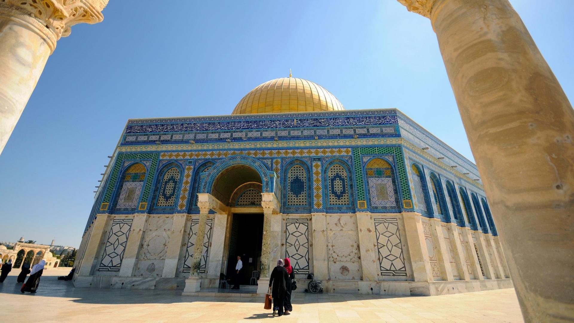 Der Felsendom auf dem Tempelberg in Jerusalem - von diesem Felsen aus soll Mohammed die Himmelfahrt angetreten haben. Der Felsendom auf dem Tempelberg in Jerusalem - von diesem Felsen aus soll Mohammed die Himmelfahrt angetreten haben.