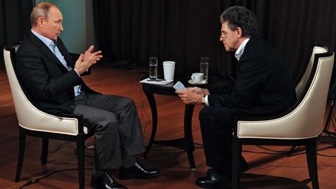 Der russische Präsident Wladimir Putin im Gespräch mit dem Journalisten Hubert Seipel in Wladiwostok am 13. November 2014