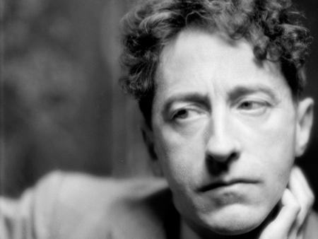 Der französische Schriftsteller, Maler und Regisseur Jean Cocteau im Jahr 1939. Cocteau wurde am 5. Juli 1889 in Maisons-Laffitte bei Paris geboren und starb am 11. Oktober 1963 in Milly-la-Foret bei Paris. Der französische Schriftsteller, Maler und Regisseur Jean Cocteau im Jahr 1939. Cocteau wurde am 5. Juli 1889 in Maisons-Laffitte bei Paris geboren und starb am 11. Oktober 1963 in Milly-la-Foret bei Paris.