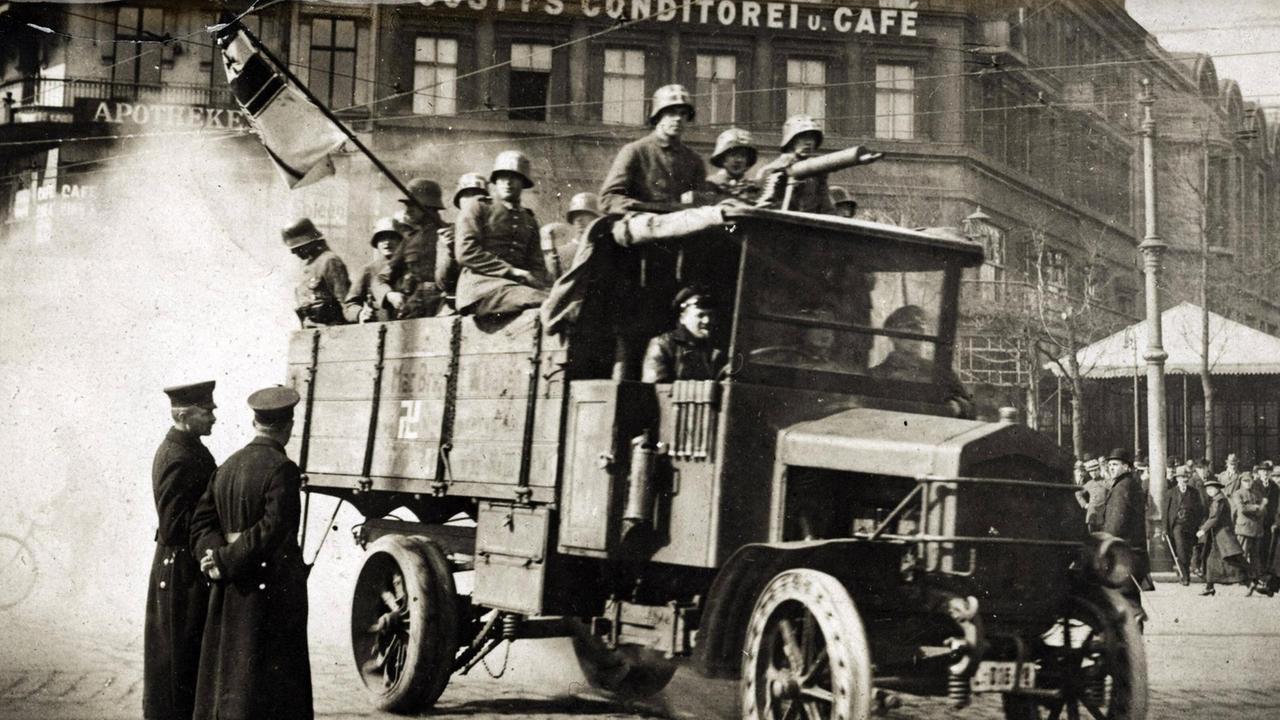 Ein anonymes Foto von 1920 zeigt Soldaten mit  einem Maschinengewehr von Kapps nationalistischer Brigade beim Einmarsch in Berlin am 13. März 1920. 