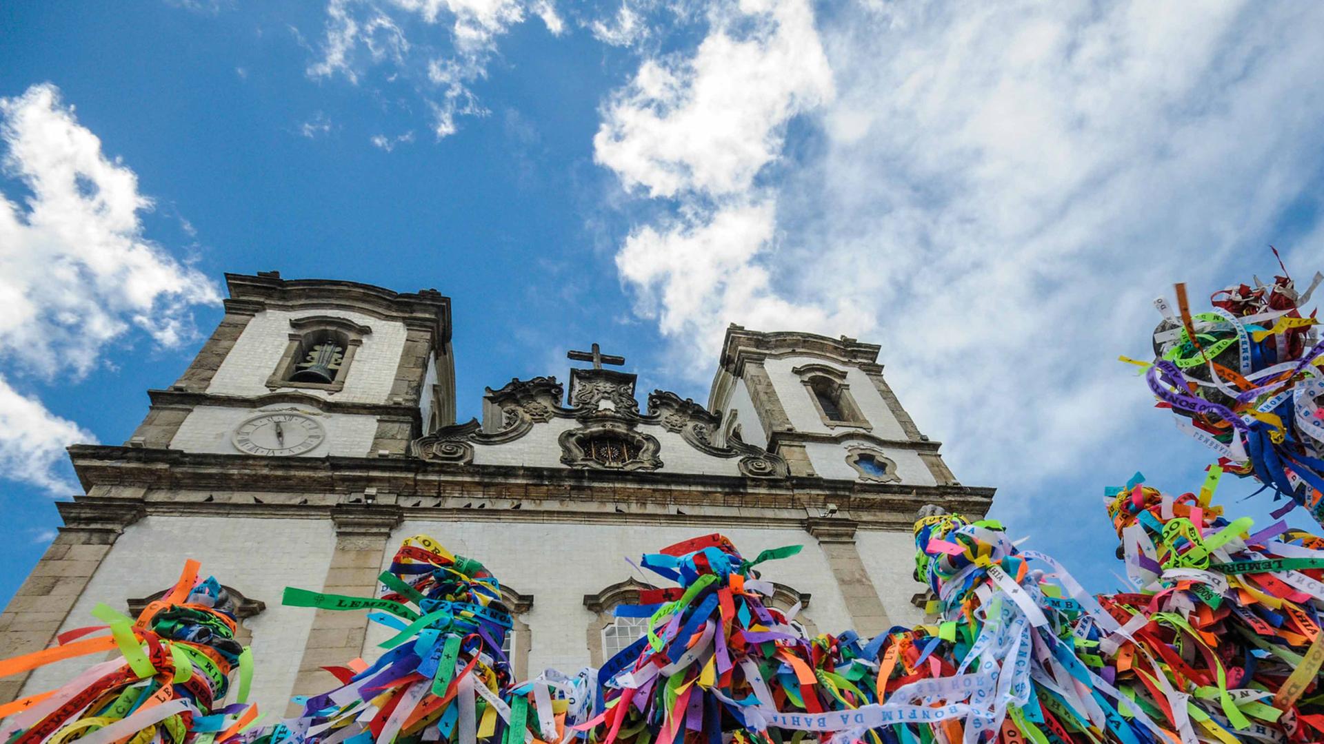 Bunte Bändchen, die sogenannten Fitinhas, sind an der Bonfim-Kirche, der berühmteste Pilgerkirche von Salvador da Bahía, gebunden. Bunte Bändchen, die sogenannten Fitinhas, sind an der Bonfim-Kirche, der berühmteste Pilgerkirche von Salvador da Bahía, gebunden.