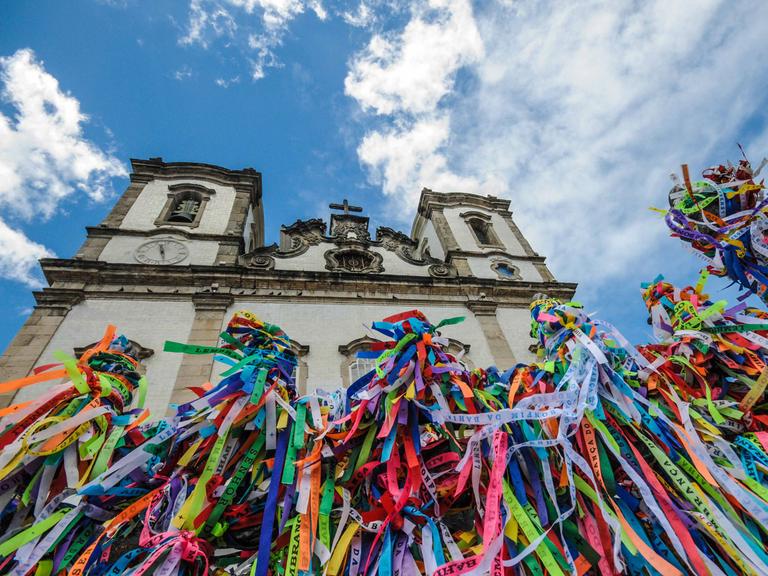 Bunte Bändchen, die sogenannten Fitinhas, sind an der Bonfim-Kirche, der berühmteste Pilgerkirche von Salvador da Bahía, gebunden.