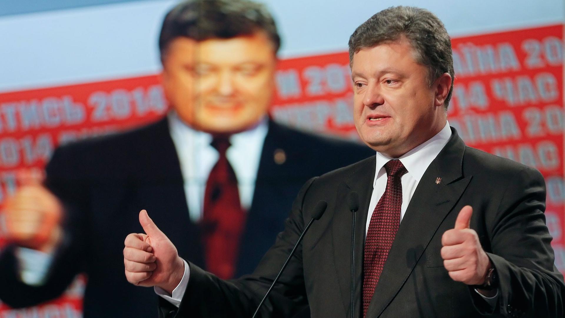 Der ukrainische Präsident Petro Poroschenko feiert nach der Parlamentswahl den Sieg der pro-westlichen Parteien. Der ukrainische Präsident Petro Poroschenko feiert nach der Parlamentswahl den Sieg der pro-westlichen Parteien.