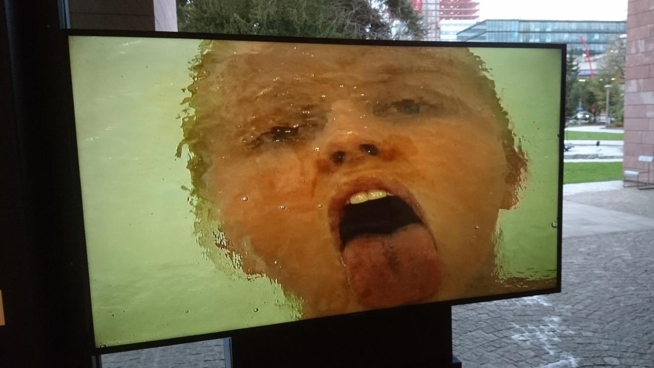 Video der australischen Künstlerin Elisabeth Willing über das Schmecken im Museum Tinguely in Basel. Die Künstlerin leckt an einer Scheibe aus Zucker. Video der australischen Künstlerin Elisabeth Willing über das Schmecken im Museum Tinguely in Basel. Die Künstlerin leckt an einer Scheibe aus Zucker.