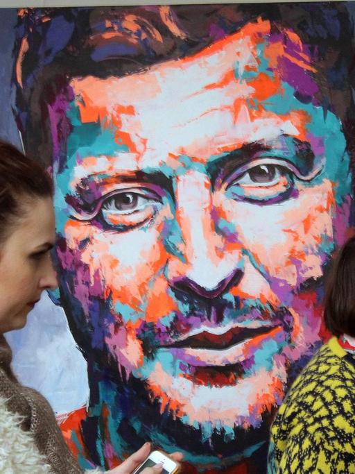 Ein Porträt des Kabarettisten und Präsidentschaftskandidaten Wolodymyr Selenskyj hängt in einer Ausstellung in Dnipro in der Zentralukraine.