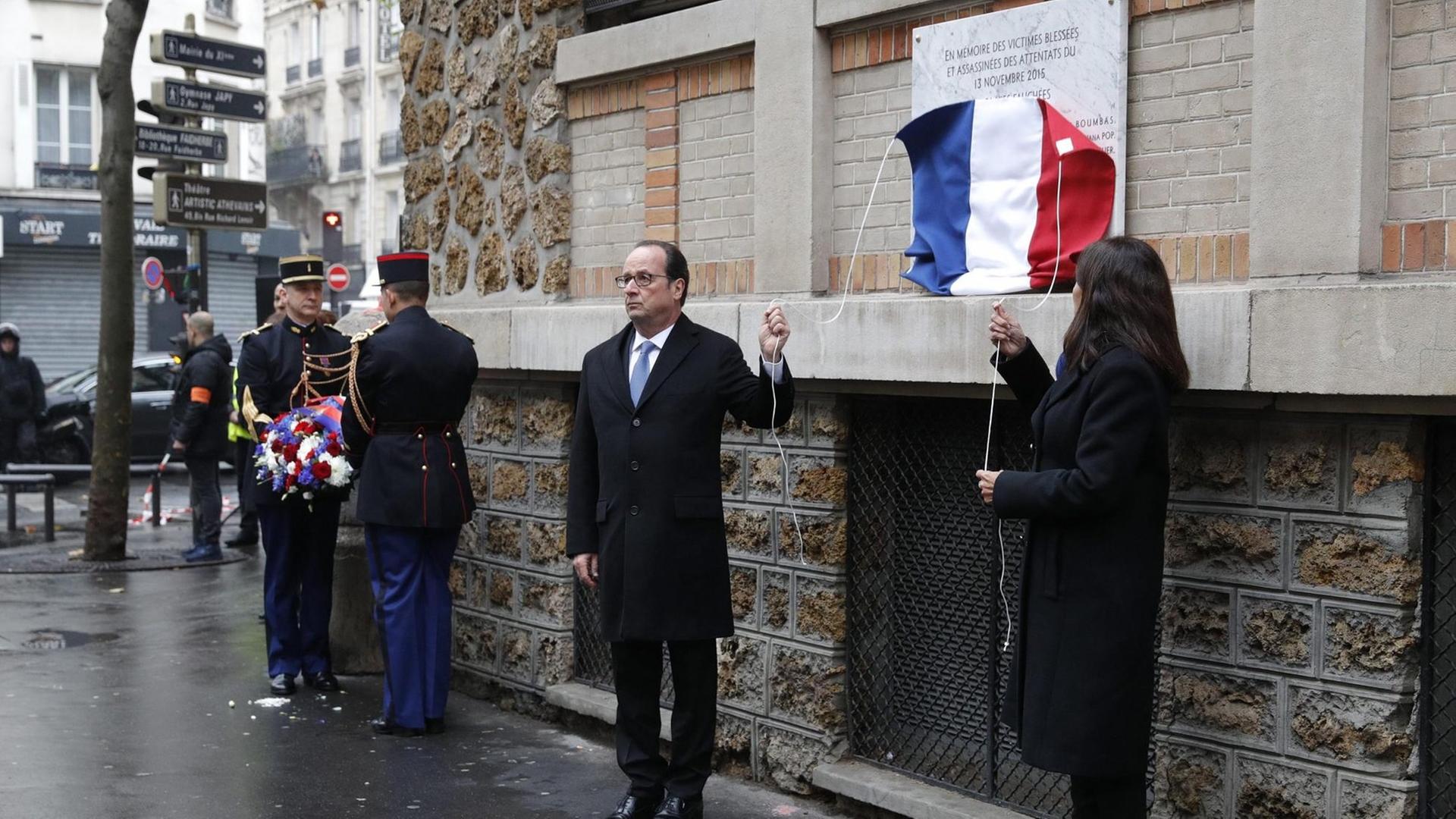 Frankreichs Präsident Francois Hollande und die Bürgermeisterin von Paris, Anne Hidalgo, bei der Enthüllung einer Gedenktafel für die Opfer der Terroranschläge am 13. November 2015.