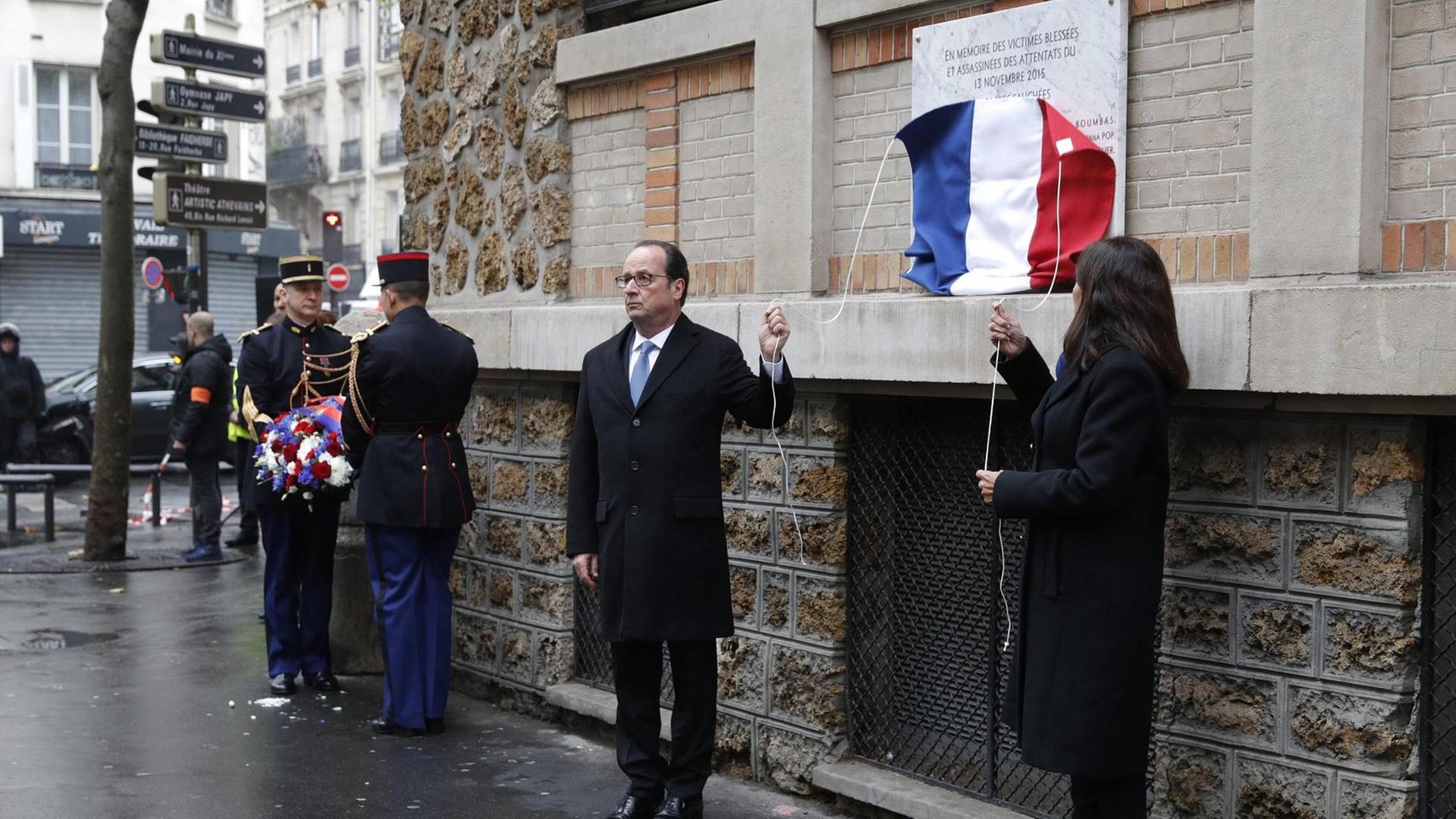Frankreichs Präsident Francois Hollande und die Bürgermeisterin von Paris, Anne Hidalgo, bei der Enthüllung einer Gedenktafel für die Opfer der Terroranschläge am 13. November 2015. Frankreichs Präsident Francois Hollande und die Bürgermeisterin von Paris, Anne Hidalgo, bei der Enthüllung einer Gedenktafel für die Opfer der Terroranschläge am 13. November 2015.