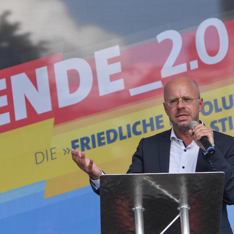 04.08.2019, Brandenburg, Cottbus: Andreas Kalbitz, Landesvorsitzender der AfD in Brandenburg, nimmt am Wahlkampfauftakt der AfD-Jugendorganisation Junge Alternative (JA) vor der Stadthalle teil. In Brandenburg und Sachsen wird am 01. September ein neues Parlament gewählt. Die Landtagswahl in Thüringen ist knapp zwei Monate später, am 27. Oktober. Foto: Patrick Pleul/dpa-Zentralbild/ZB | Verwendung weltweit