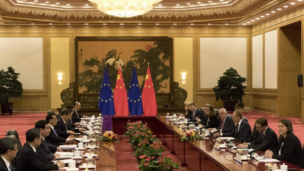 Die Delegationen von EU und China im Verhandlungssaal in Peking. Die Delegationen von EU und China im Verhandlungssaal in Peking.