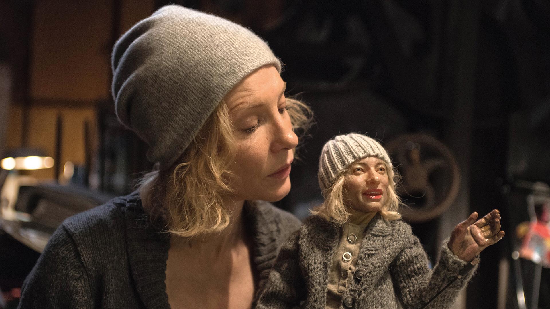 Cate Blanchett als Puppenspielerin - Surrealismus - im Film "Manifesto" von Julian Rosefeldt Cate Blanchett als Puppenspielerin - Surrealismus - im Film "Manifesto" von Julian Rosefeldt