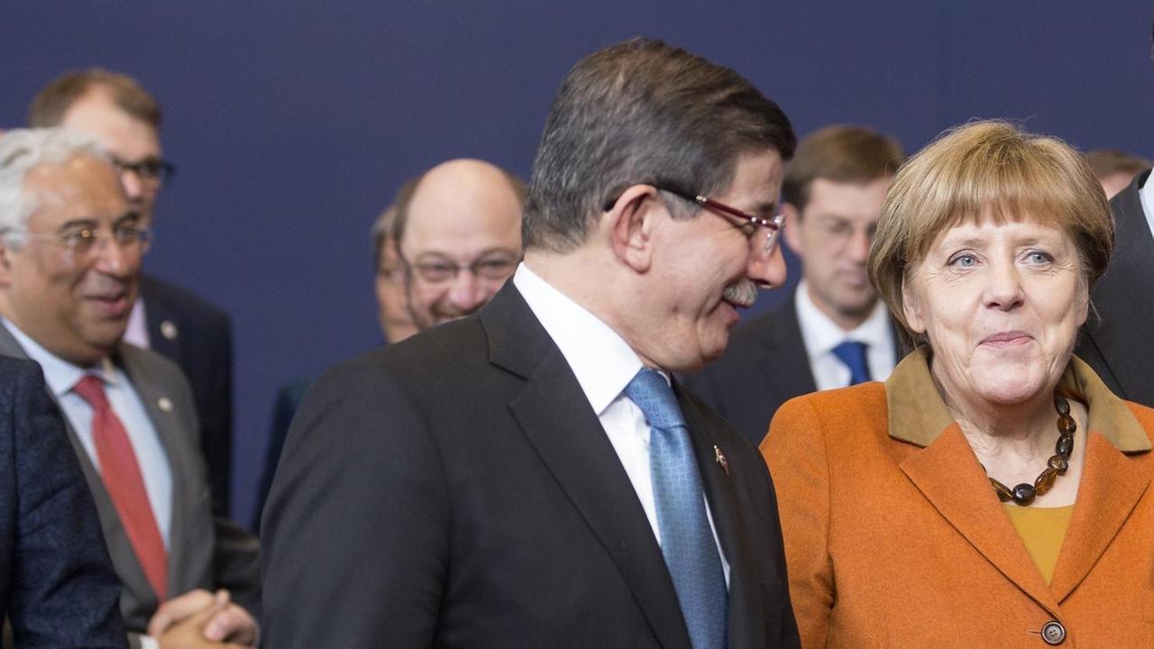 Bundeskanzlerin Merkel im Gespräch mit dem türkischen Ministerpräsidenten Davutoglu Bundeskanzlerin Merkel im Gespräch mit dem türkischen Ministerpräsidenten Davutoglu