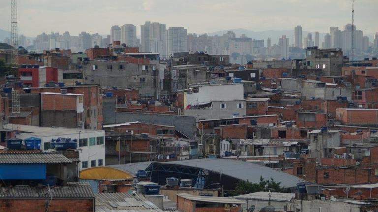 Das Bild zeigt ein Armutsviertel mit heruntergekommen Häusern und Dächern aus Wellblech