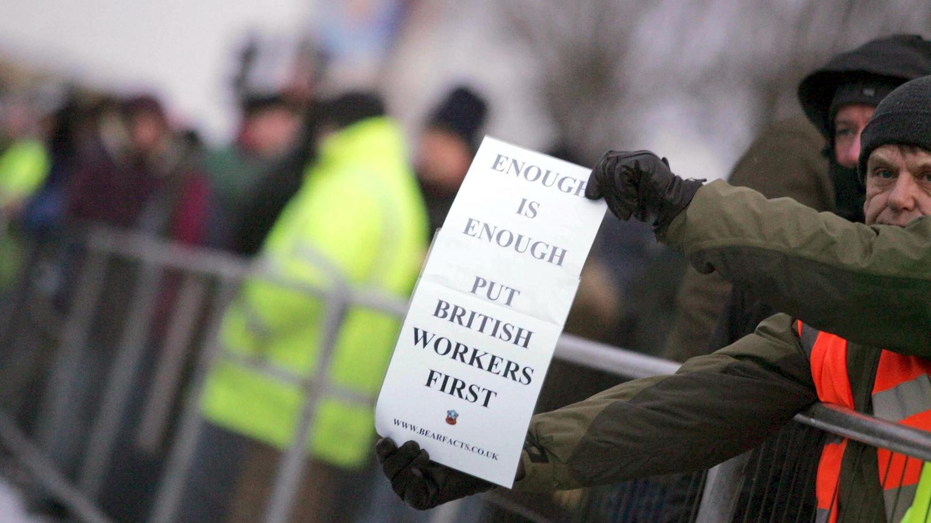 Workers gather in protest of Total's proposed plans to import foreign labour from Spain and Italy at the Lindsey Oil Refinery in Immingham, Lincolnshire, 02 February 2009. Workers protest at plans to bring in Italian and Portuguese construction workers at a plant owned by Total, the multinational energy company. Workers at the Lindsey refinery said they are angry at a decision by management to bring in hundreds of Italian and Portuguesecontractors to build a new de-sulphurization plant due to be built at the site at a cost of 200 million pounds (285 million dollars). EPA/Lindsey Parnaby +++(c) dpa - Report+++ |