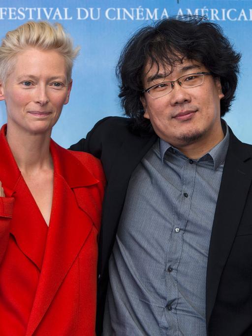 Schauspielerin Tilda Swinton (l) und der südkoreanische Regisseur Bong Joon Ho während eines Foto-Shootings bei der Premiere von "Snowpiercer" während des 39. Deauville American Film Festivals.