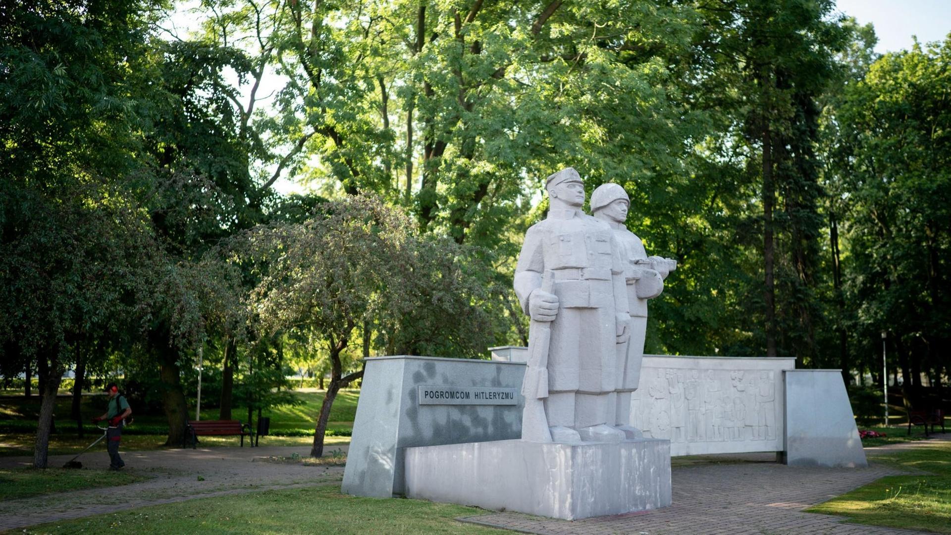 02.08.2019, Polen, Wielun: Statuen stehen in der Stadt Wielun zum Gedenken an den Überfall Nazi-Deutschlands in Polen am 1. September 1939. 02.08.2019, Polen, Wielun: Statuen stehen in der Stadt Wielun zum Gedenken an den Überfall Nazi-Deutschlands in Polen am 1. September 1939.