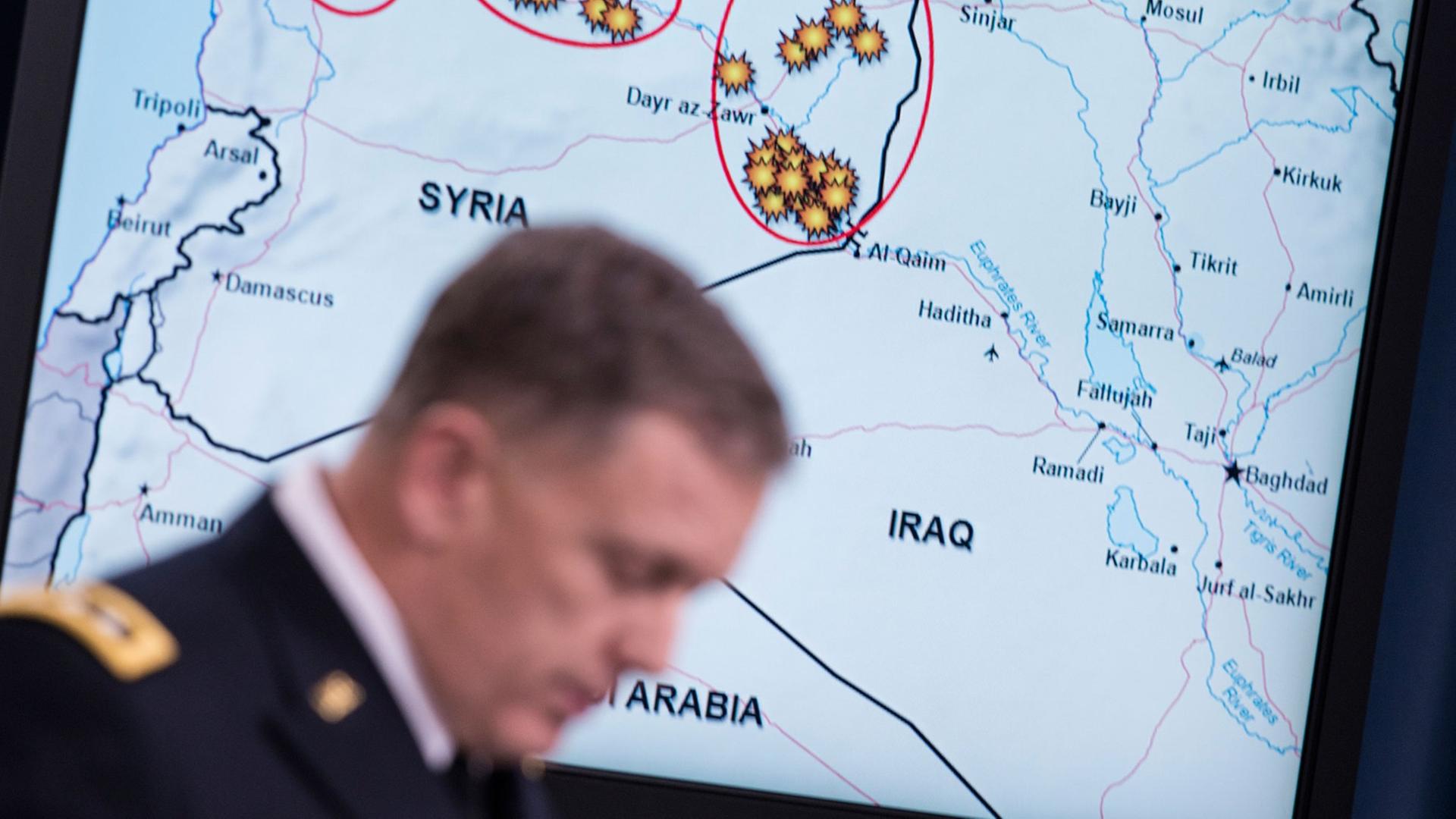 Der US-Generalmajor William C. Mayville spricht über die Luftangriffe in Syrien. Der US-Generalmajor William C. Mayville spricht über die Luftangriffe in Syrien.