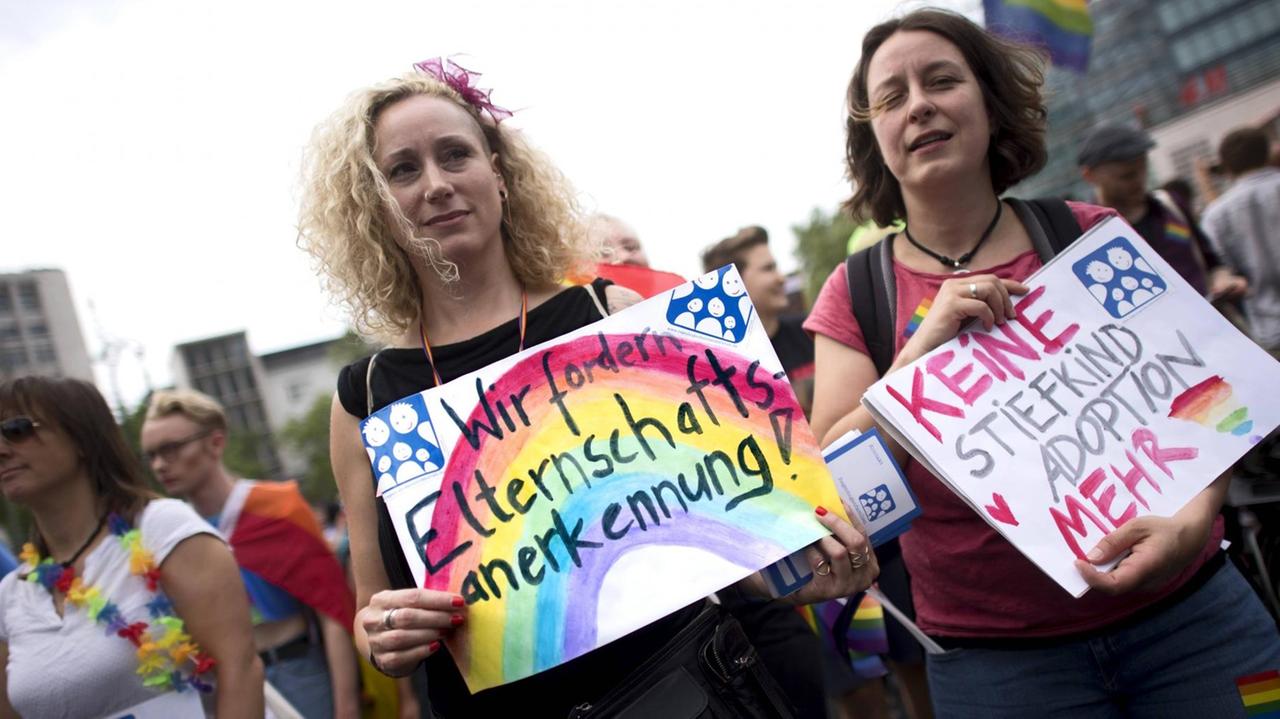 Zwei Frauen demonstrieren in Berlin gegen die Stiefkind-Adoption.