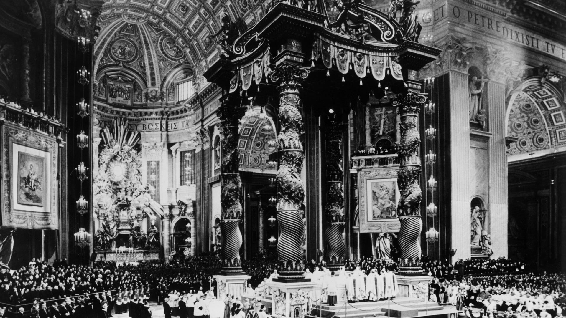 Die feierliche Abschlusssitzung der dritten Arbeitsperiode des Zweiten Vatikanischen Konzils am 21.11.1964 im Petersdom. Das Konzil, welches zur Öffnung und Erneuerung der Kirche beitragen sollte, endete im Dezember 1965. Die feierliche Abschlusssitzung der dritten Arbeitsperiode des Zweiten Vatikanischen Konzils am 21.11.1964 im Petersdom. Das Konzil, welches zur Öffnung und Erneuerung der Kirche beitragen sollte, endete im Dezember 1965.