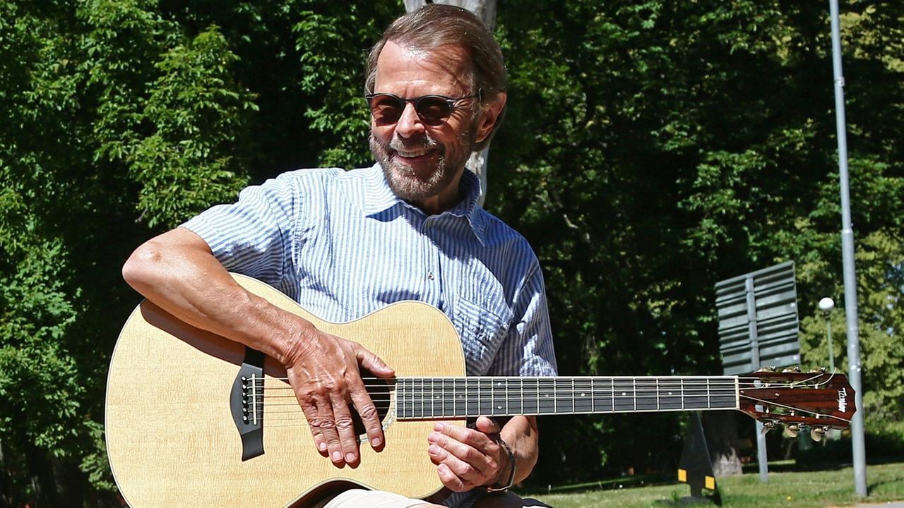 Björn Ulvaeus von der Band "Abba" probiert die neue Björn-und-Benny-Bank in Linkoping, Schweden, aus. Hier trafen sich die beiden Abba-Gründer im Jahr 1966 erstmals. Björn Ulvaeus von der Band "Abba" probiert die neue Björn-und-Benny-Bank in Linkoping, Schweden, aus. Hier trafen sich die beiden Abba-Gründer im Jahr 1966 erstmals.