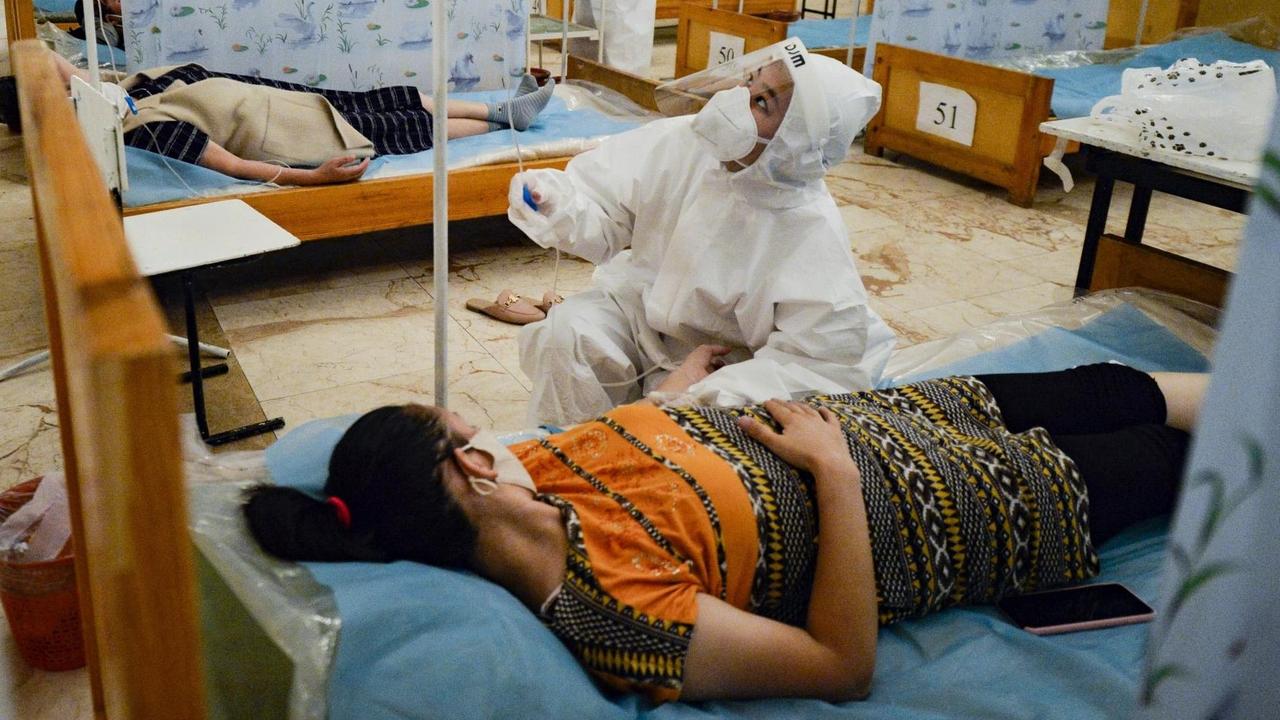 Patienten in Betten in einem Restaurant in Kirgisistan, das zum Hospital umgewandelt wurde. Patienten in Betten in einem Restaurant in Kirgisistan, das zum Hospital umgewandelt wurde.